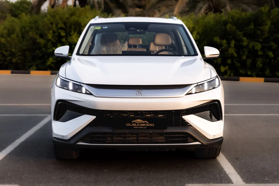 بي واي دي سونج برو DM-i 2025 فل أوبشن – أبيض / بيج – الواجهة الأمامية