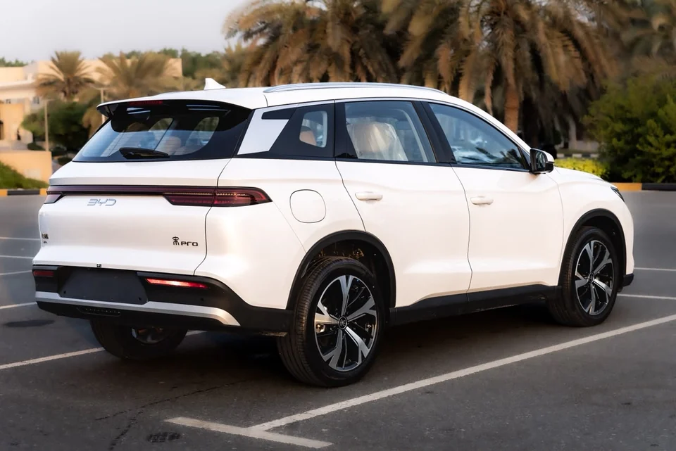 بي واي دي سونج برو DM-i 2025 فل أوبشن – أبيض / بيج – خلف السيارة بزاوية ثلاثة أرباع