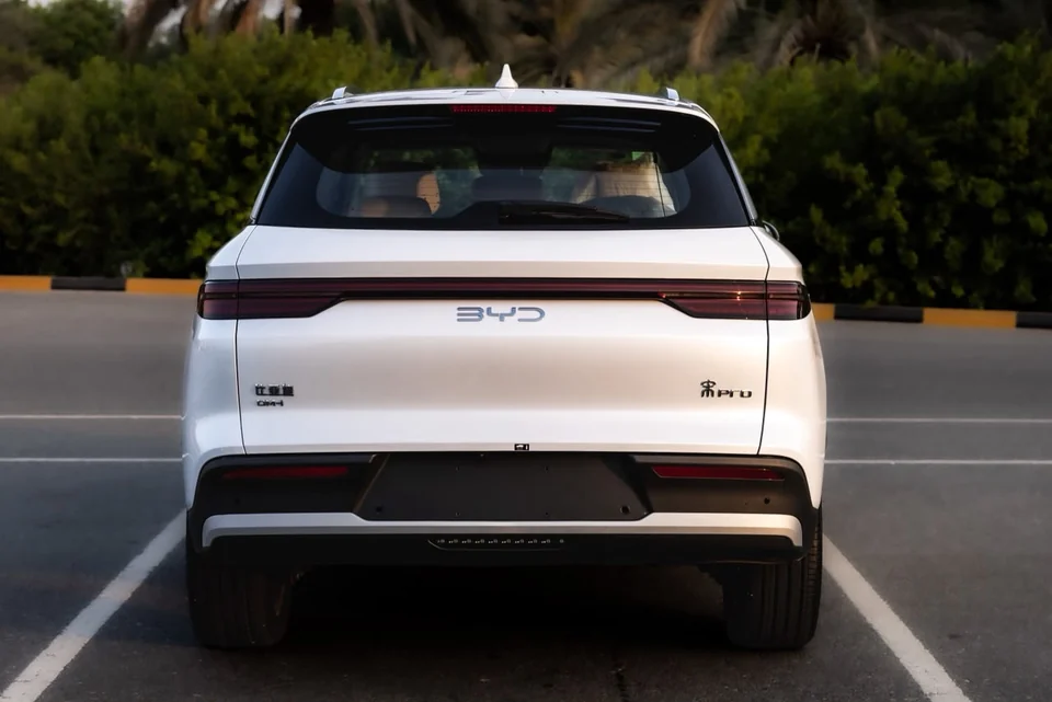 بي واي دي سونج برو DM-i 2025 فل أوبشن – أبيض / بيج – الجهة الخلفية وشعار DM-i